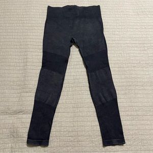 Cut The Frills Leggings Size Large